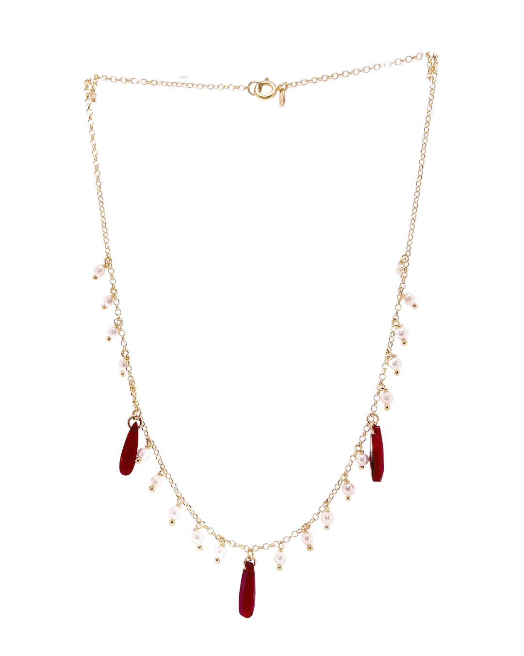 Collana in argento 925 anallergico placcato oro (misura 42), delicata e luminosa composta da una catena sottile arricchita da piccole perline bianche pendenti e tre charm a forma di goccia in pietra rossoa color rubino intenso.
