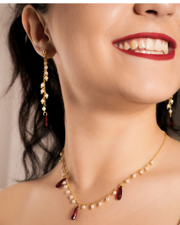 COLLANA NOIR CON GOCCE ROSSE E CHARM DI PERLE - immagine 2